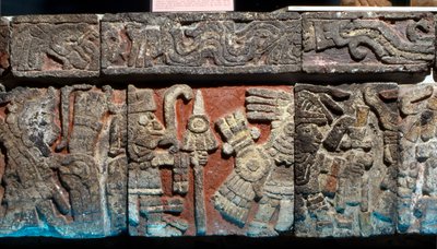 在Templo Mayor的长椅上的低浮雕，后古典主义时期后期，约1500年（石头与涂抹灰泥）。 作者 乔恩·埃伦森