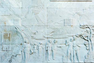 大理石浮雕描绘的人物；长城；金山岭段；中华人民共和国 作者 弗雷德里克（致）巴纳德