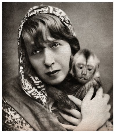 与一只小猴子一起的Mistinguett 作者 . .