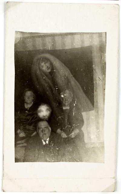 超自然现象：三位老人的肖像，一个女人的灵魂出现在他们身后，约1920年 摄影：威廉-霍普（1863-1933年 作者 弗雷德里克（致）巴纳德