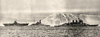 皇家方舟号、马来亚号和怜悯号舰船离开直布罗陀基地，约1940年(照片) 作者 . .