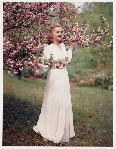 女人在开花附近做衣服的模特，约1940年代 作者 弗雷德里克（致）巴纳德