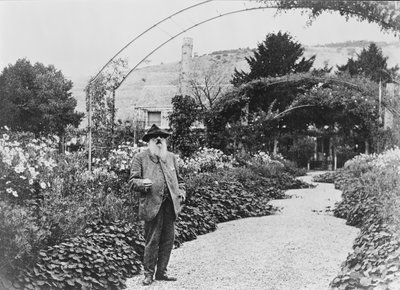 克劳德·莫奈（Claude Monet，1840-1926），1925年在吉维尼（Giverny）的花园里 作者 French Photographer