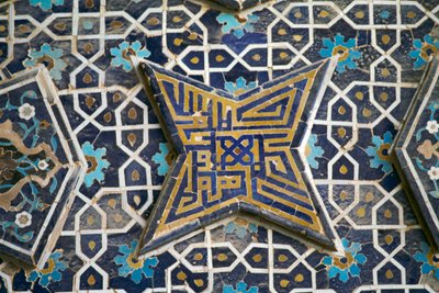 伊朗伊斯法罕（Esfahan）Jameh清真寺（星期五清真寺）的多色瓷砖装饰（2012年联合国教科文组织世界遗产名录）。 作者 或 Magno Cesare Magni