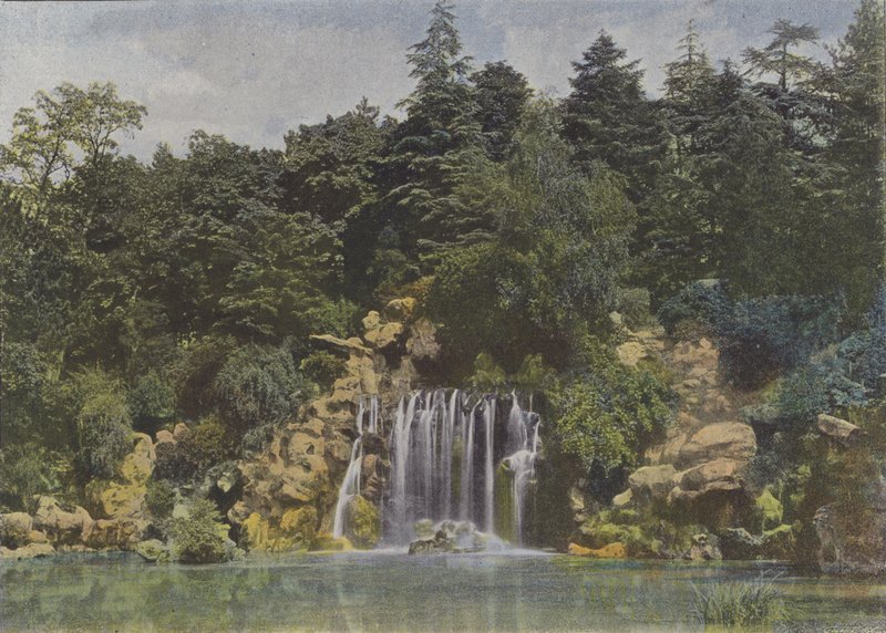 布洛涅森林（Bois de Boulogne），La Cascade（彩色照片）。 作者 （之后）法国摄影师