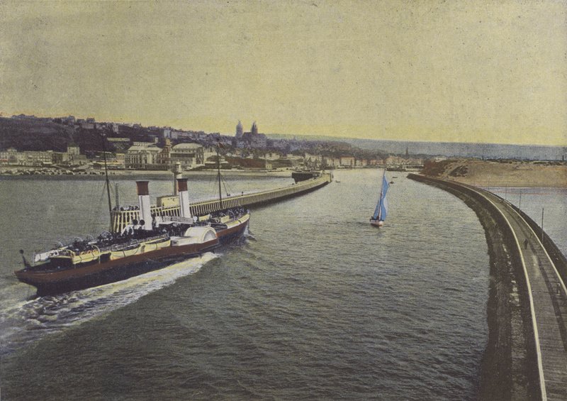 布洛涅（Boulogne-sur-Mer），一艘蒸汽船的入口（彩色照片）。 作者 （之后）法国摄影师