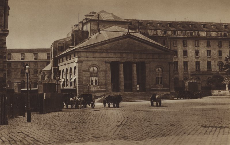 1865 年左右，位于 Parvis Notre-Dame 的 Hotel-Dieu 外墙（黑白照片） 作者 （之后）法国摄影师