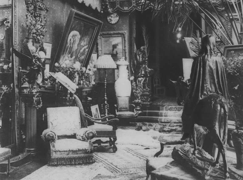 在莎拉·伯恩哈特 (Sarah Bernhardt) 的家中（黑白照片） 作者 （之后）法国摄影师