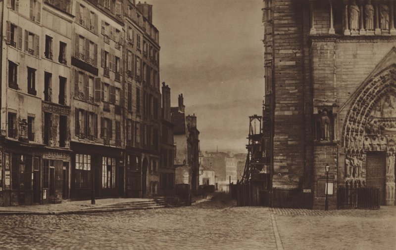 1865 年左右从 Parvis 看到的 rue du Cloitre-Notre-Dame（黑白照片） 作者 （之后）法国摄影师