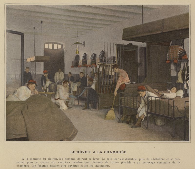 Le Reveil a la Chambree（彩色照片）。 作者 （之后）法国摄影师