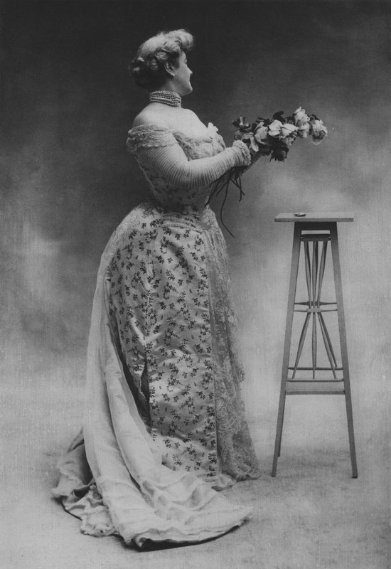 Madame Alibert, Corset Maker (b/w photo) 作者 （之后）法国摄影师