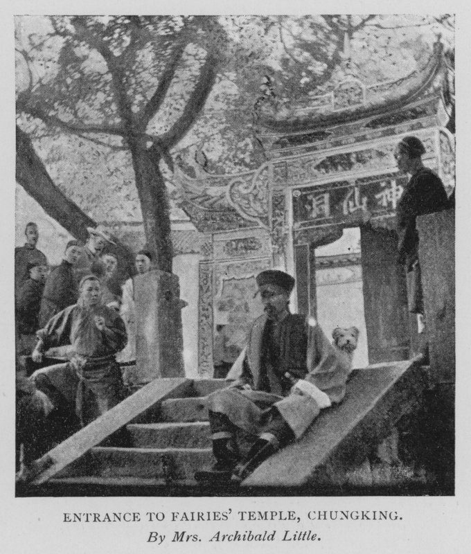 重庆仙女庙入口（黑白照片） 作者 艾丽西娅·利特尔（Alicia Little）