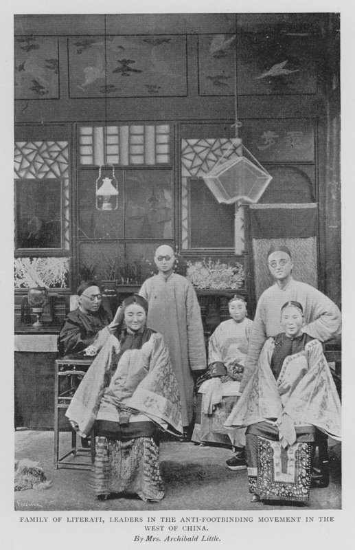 文人世家，西部反缠足运动领袖（黑白照片） 作者 艾丽西娅·利特尔（Alicia Little）