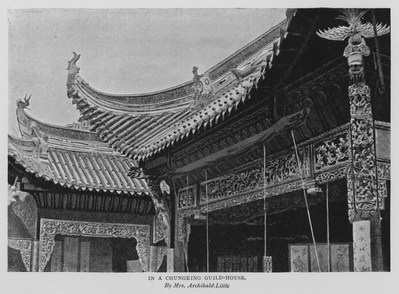 In a Chungking Guild-House (b/w photo) 作者 艾丽西娅·利特尔（Alicia Little）