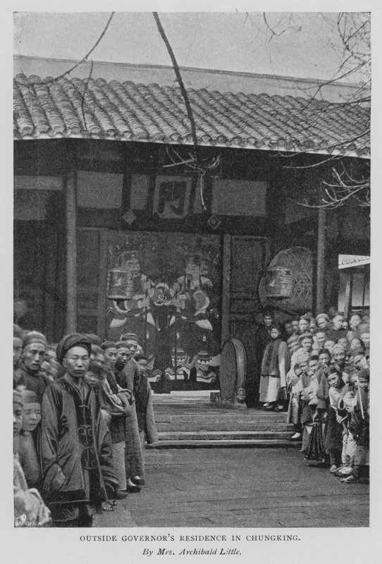 重庆总督府外（黑白照片） 作者 艾丽西娅·利特尔（Alicia Little）