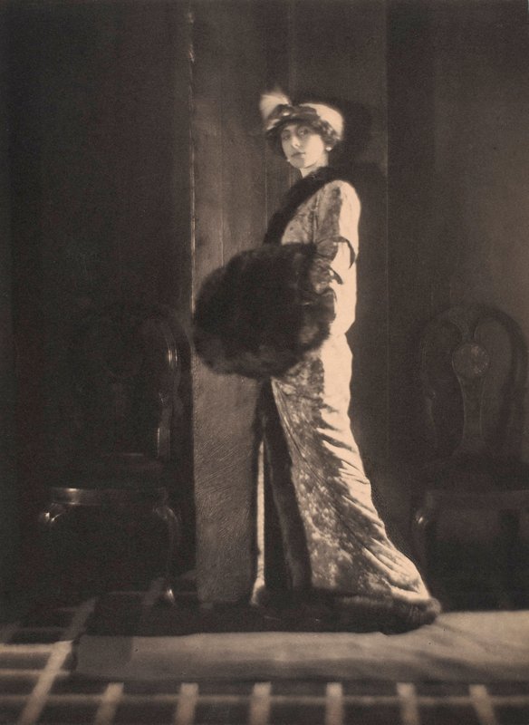 奥尔加-德-迈耶，约 1912 年（黑白照片） 作者 阿尔方斯·德迈耶