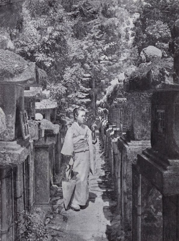A fair devotee counting the stone lanterns at Kasuga (b/w photo) 作者 美国摄影师（后）