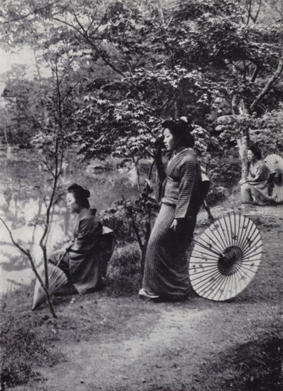 A restful retreat by the lake, Kinkakuji Monastery (b/w photo) 作者 美国摄影师（后）