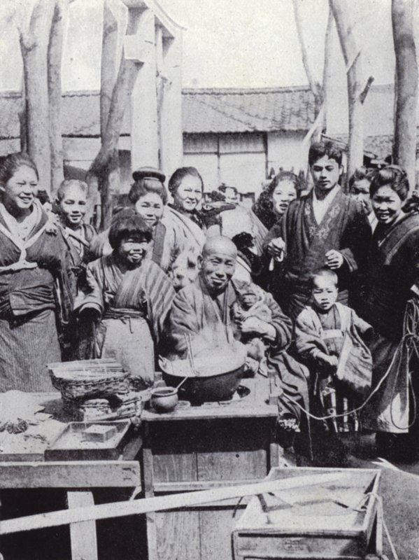 一个街头表演者在逗乐人群（黑白照片）。 作者 美国摄影师（后）