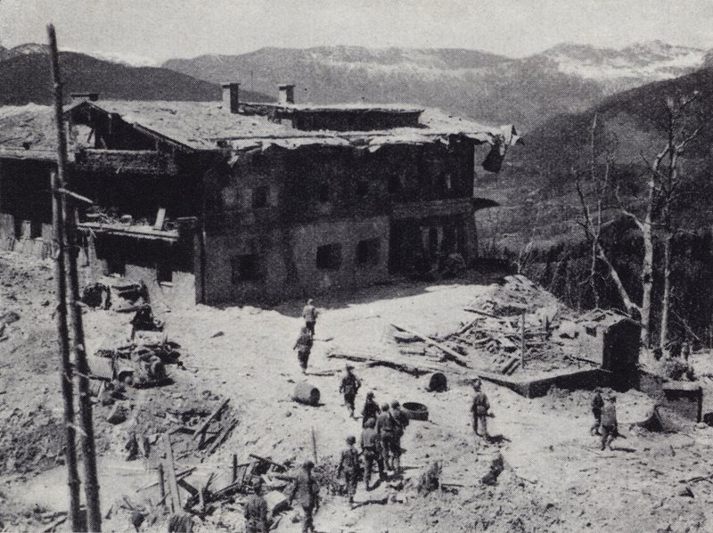 1945 年 5 月，第二次世界大战期间，美国和法国军队在巴伐利亚阿尔卑斯山的贝希特斯加登检查纳粹领导人阿道夫·希特勒的撤退废墟（黑白照片） 作者 美国摄影师（后）