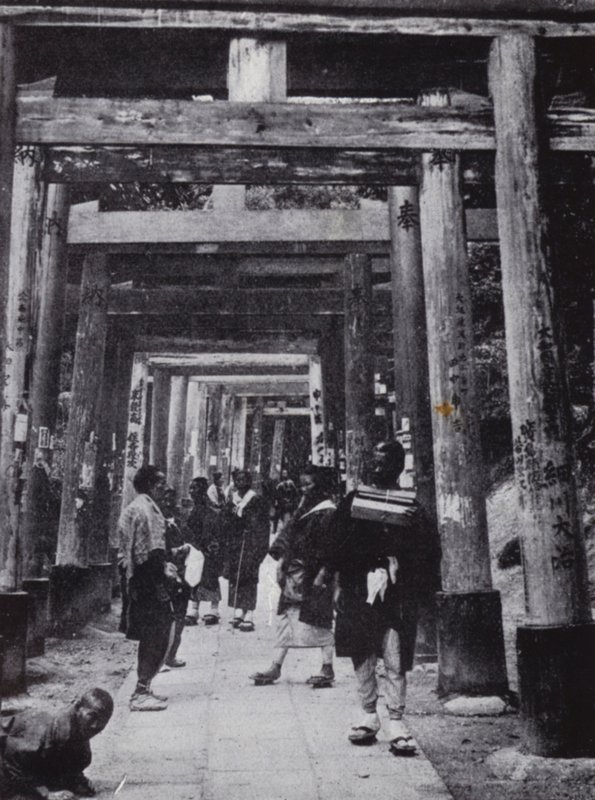 An approach to the Shinto Temple of Inari (b/w photo) 作者 美国摄影师（后）