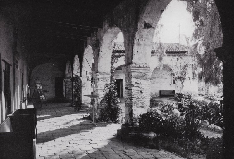 加利福尼亚州：Mission San Juan Capistrano，成立于 1776 年，位于洛杉矶南部（黑白照片） 作者 美国摄影师（后）
