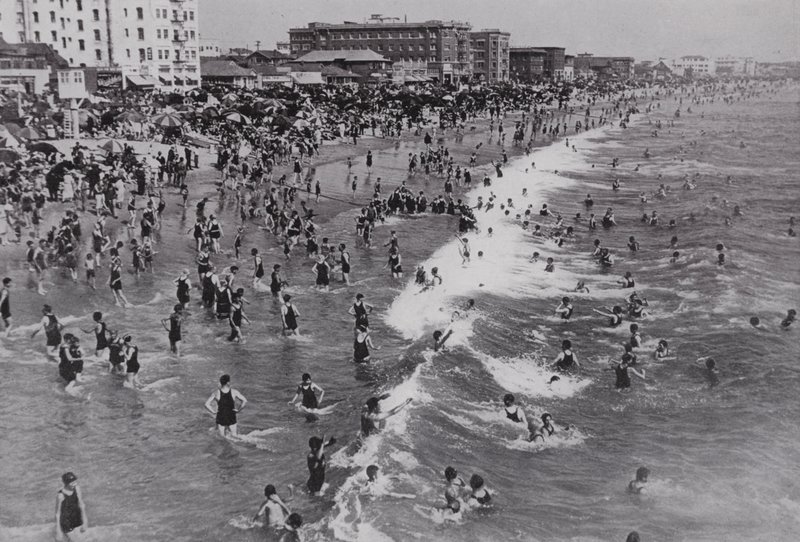 California: Venice, a popular all-year round beach resort near Los Angeles (b/w photo) 作者 美国摄影师（后）