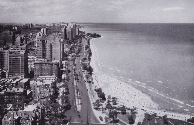Chicago: Sheridan Road and Oak Street Beach, Looking North from Drake Hotel (b/w photo) 作者 美国摄影师（后）
