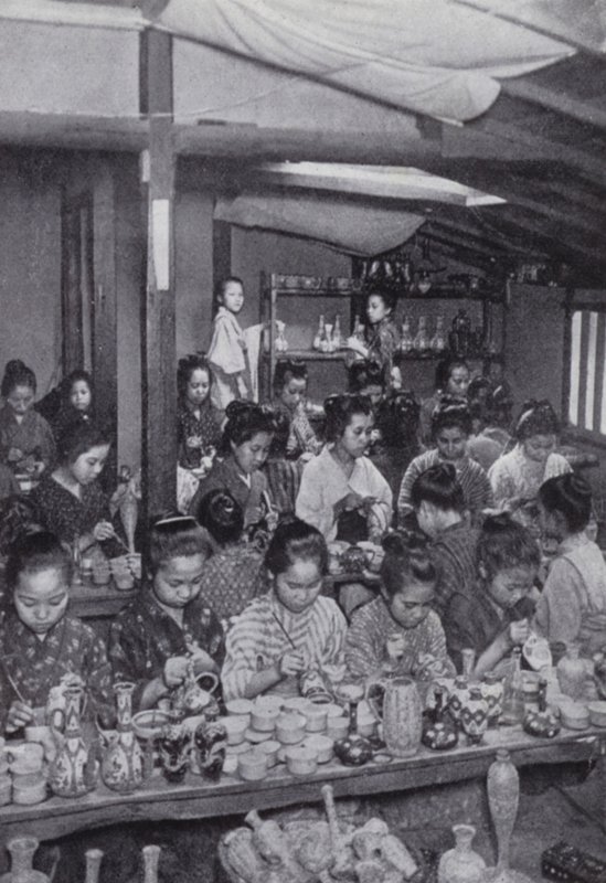 女孩装饰廉价陶器（黑白照片 作者 美国摄影师（后）