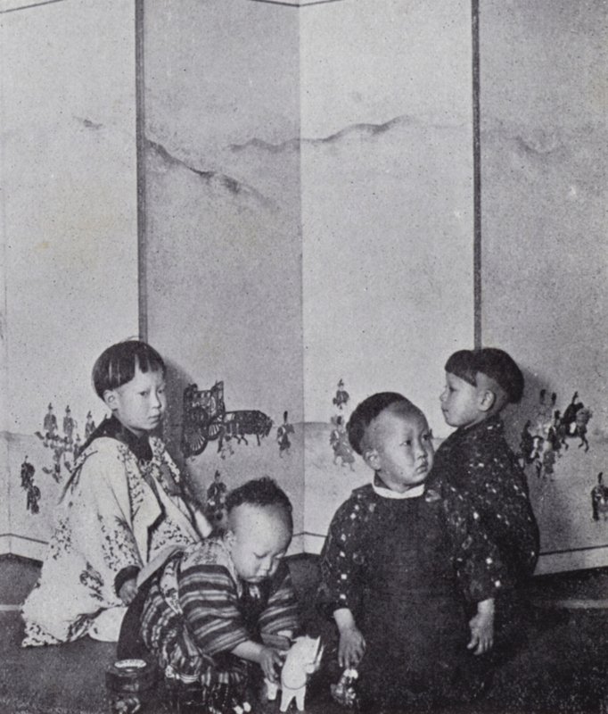 日本婴儿在玩耍（黑白照片）。 作者 美国摄影师（后）