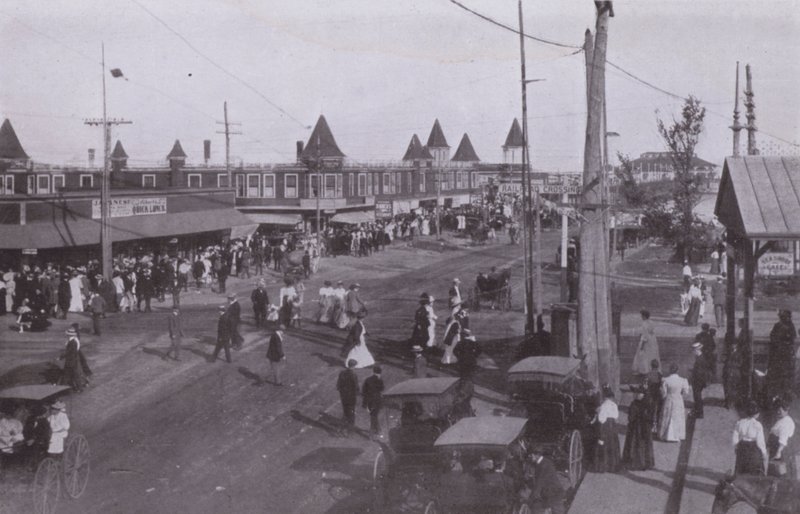 Old Orchard Beach, Maine: Scene near depot (b/w photo) 作者 美国摄影师（后）