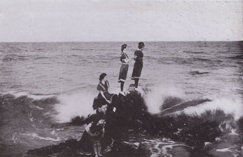 缅因州旧果园海滩：在 Googins Rocks 冲浪（黑白照片） 作者 美国摄影师（后）