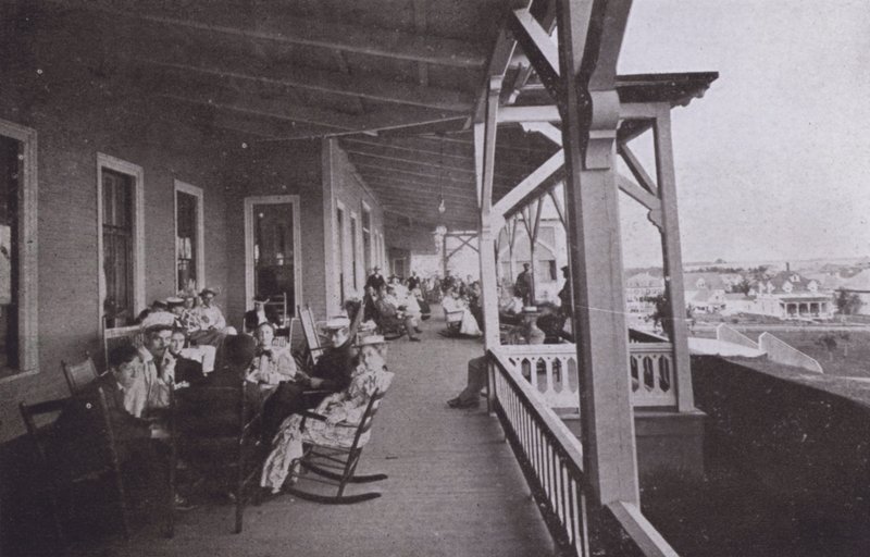 Old Orchard House, Maine: Piazza scene (b/w photo) 作者 美国摄影师（后）