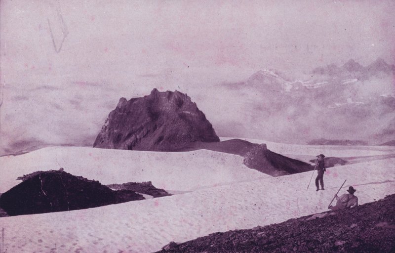 在华盛顿州塔科马山的山顶上（黑白照片）。 作者 美国摄影师（后）