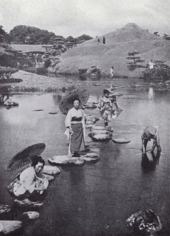 熊本小湖的踏脚石（黑白照片） 作者 美国摄影师（后）