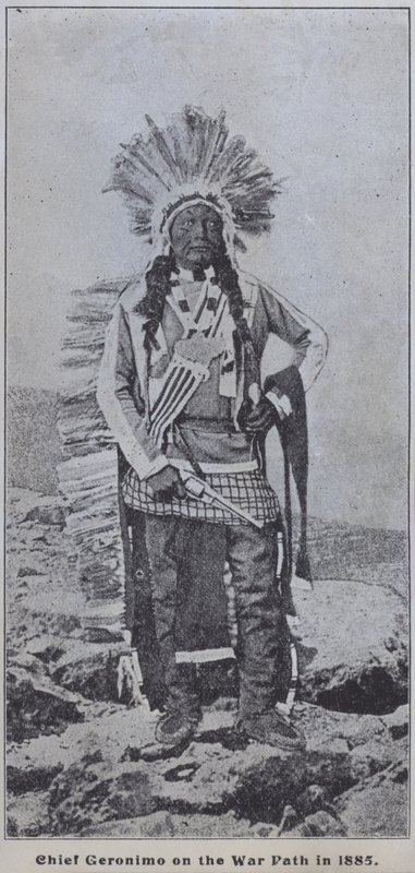 1885年，阿帕奇酋长杰罗尼莫在战场上（黑白照片）。 作者 美国摄影师（后）