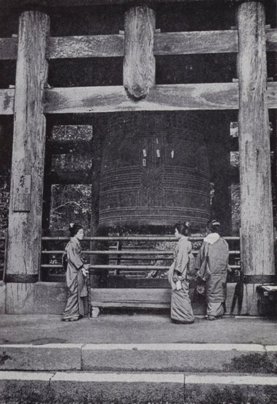 The great bell of Chiou-Ju Temple (b/w photo) 作者 美国摄影师（后）