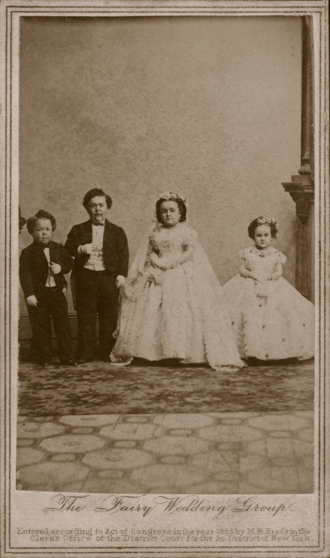查尔斯·舍伍德·斯特拉顿 (Charles Sherwood Stratton) 的婚礼照片，美国艺人汤姆·拇指将军 (General Tom Thumb) 和他的妻子拉维尼娅·沃伦 (Lavinia Warren) 作者 美国摄影师（后）