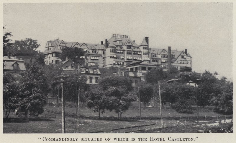 "Commandingly situated on which is the Hotel Castleton" (b/w photo) 作者 美国摄影师