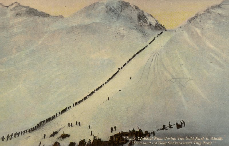1896  -  1899年阿拉斯加淘金热期间穿越奇尔库特山口的寻金者（彩色照片） 作者 美国摄影师