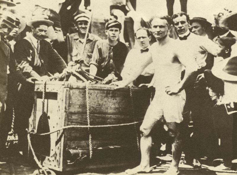 1907 年，哈里-胡迪尼被放入冰雪覆盖的底特律河（黑白照片） 作者 美国摄影师