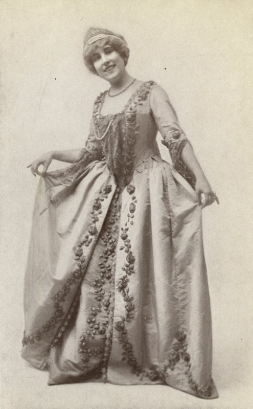 Lucrezia Bori，饰演 "Manon Lescaut"（黑白照片） 作者 美国摄影师