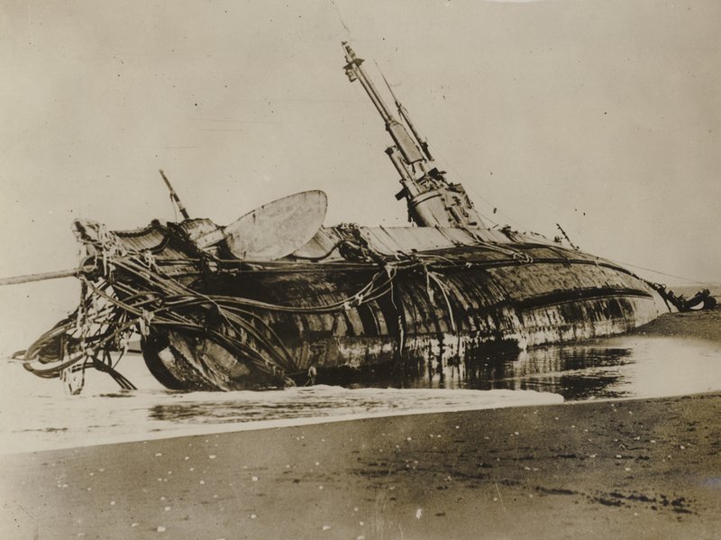 失事的美国h3潜艇，1917年 作者 美国摄影师