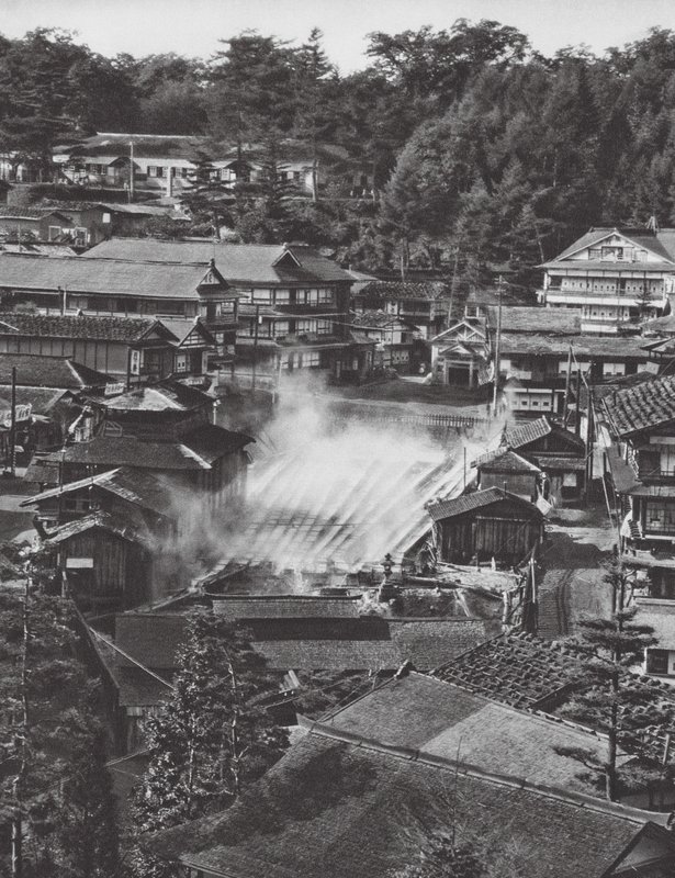 日本：草津，硫磺泉（黑白照片） 作者 阿克塞尔·冯·格雷夫