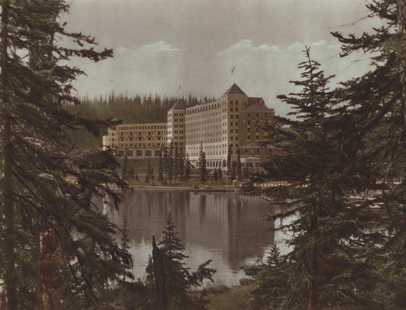 Chateau, Lake Louise (colour photo)   1456271   zh       chinese Successfully Translated  Original: Salamanca, an old street (colour litho) Translat: Salamanca, an old street (colour litho) 1402379 zh chinese Successfully Translated Original: A Sleeping Do 作者 拜伦·希尔·哈蒙（Byron Hill Harmon）