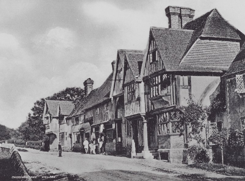 Chiddingstone村（黑白照片）。 作者 查尔斯·埃森海克·科克
