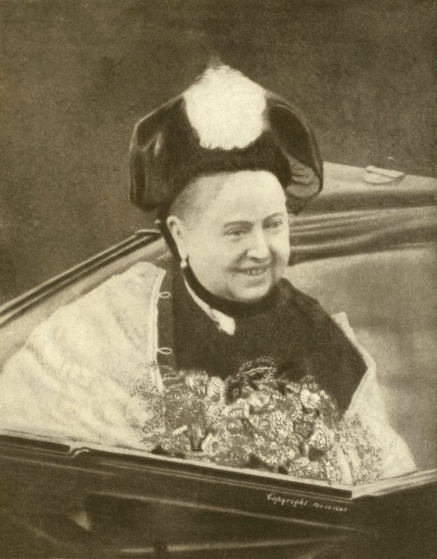 维多利亚女王微笑着接受了一束鲜花，怀特岛，约 1887 年（黑白照片） 作者 查尔斯·奈特