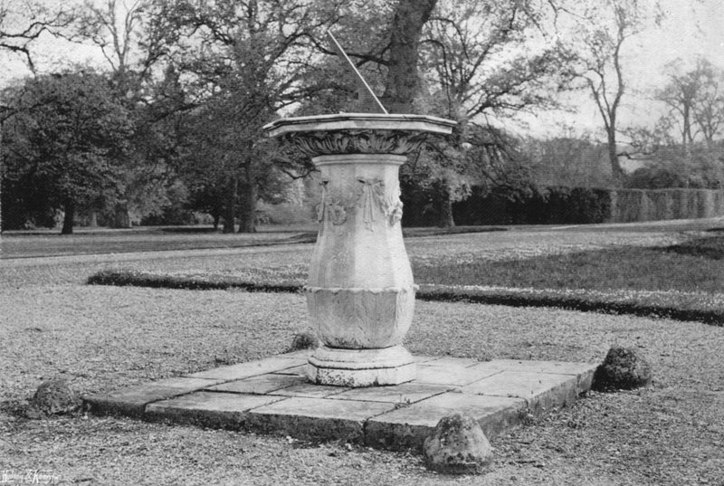 A Marble Sundial (b/w photo) 作者 查尔斯·拉瑟姆（Charles Latham）