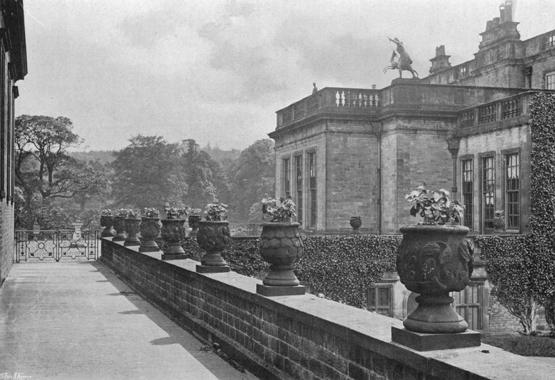 Carved Stone Vases, East Terrace (b/w photo) 作者 查尔斯·拉瑟姆（Charles Latham）