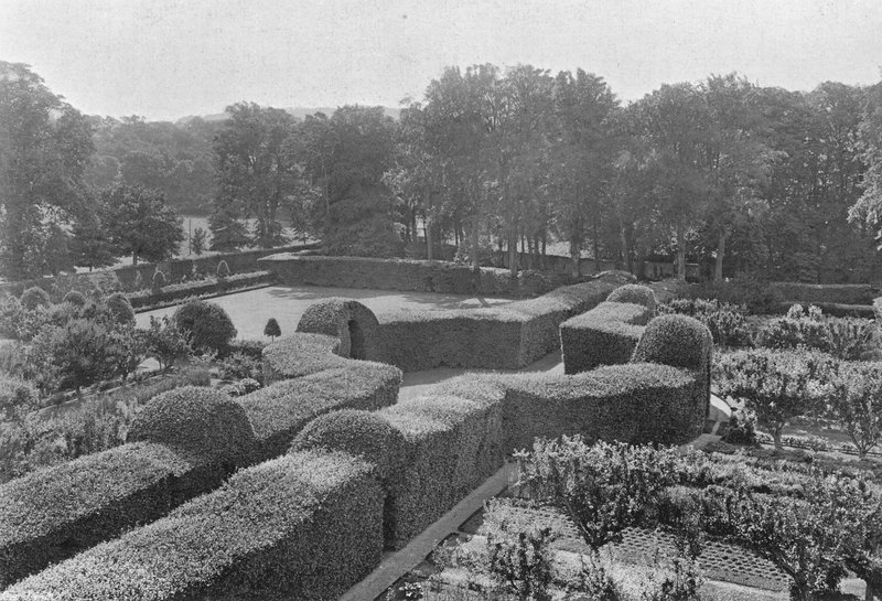 Levens Hall：保龄球绿 作者 查尔斯·拉瑟姆（Charles Latham）